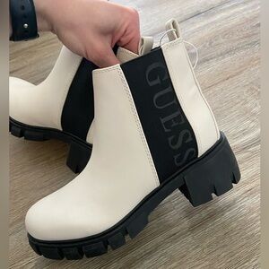 GUESS white & black boots (SIZE: 7)
